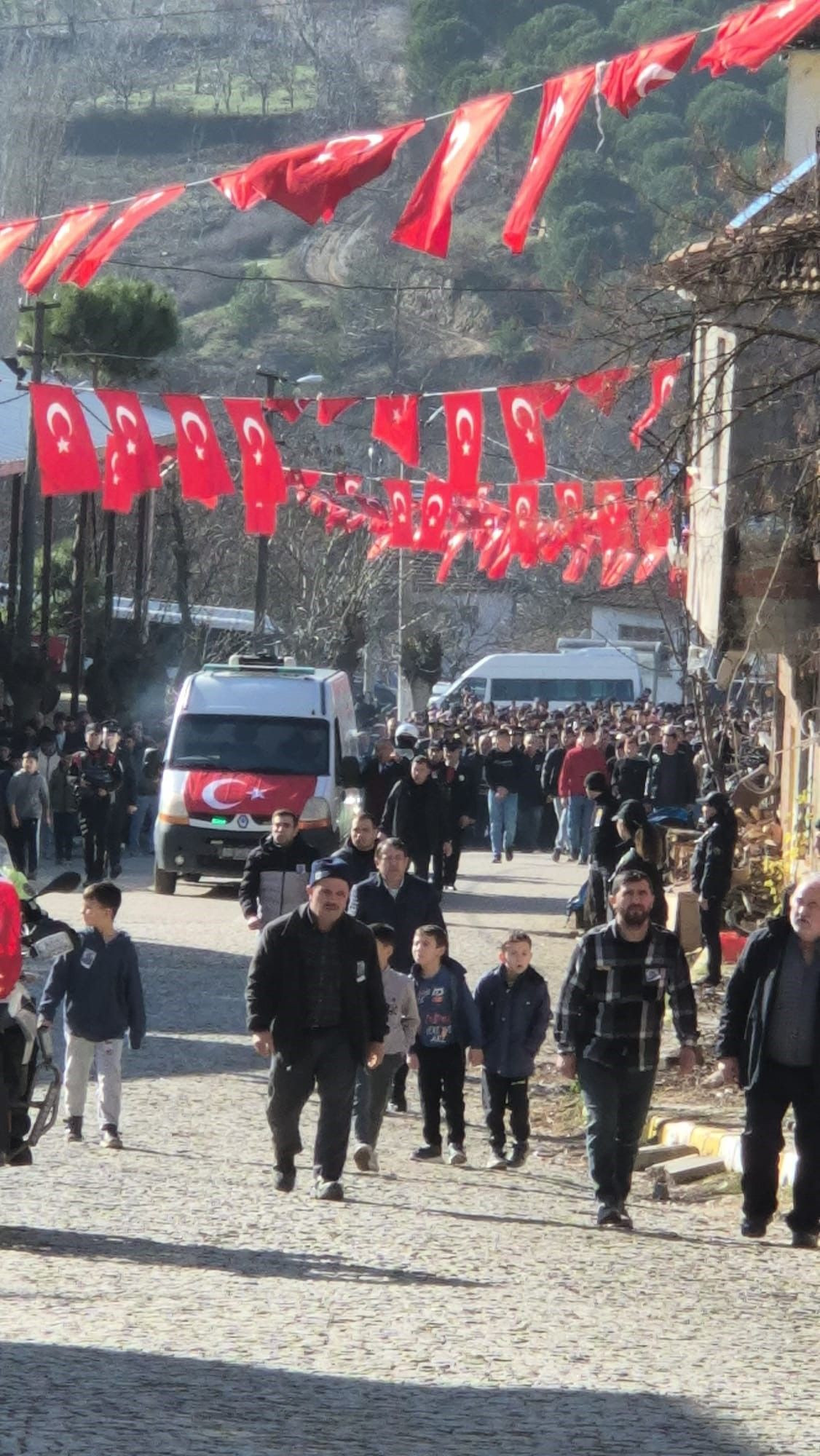 Şehit polis memuru Emirhan Aramış son yolculuğuna uğurlandı - Sayfa 6