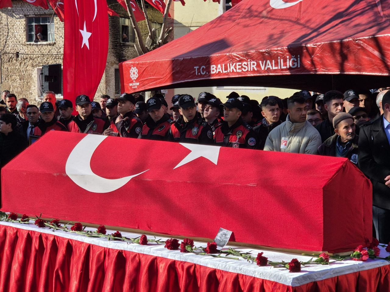 Şehit polis memuru Emirhan Aramış son yolculuğuna uğurlandı - Sayfa 7