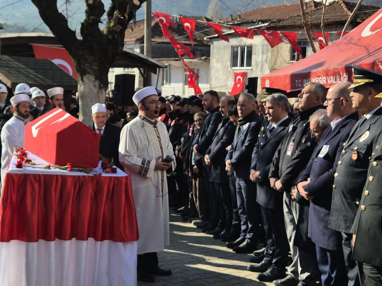 Şehit polis memuru Emirhan Aramış son yolculuğuna uğurlandı - Sayfa 5