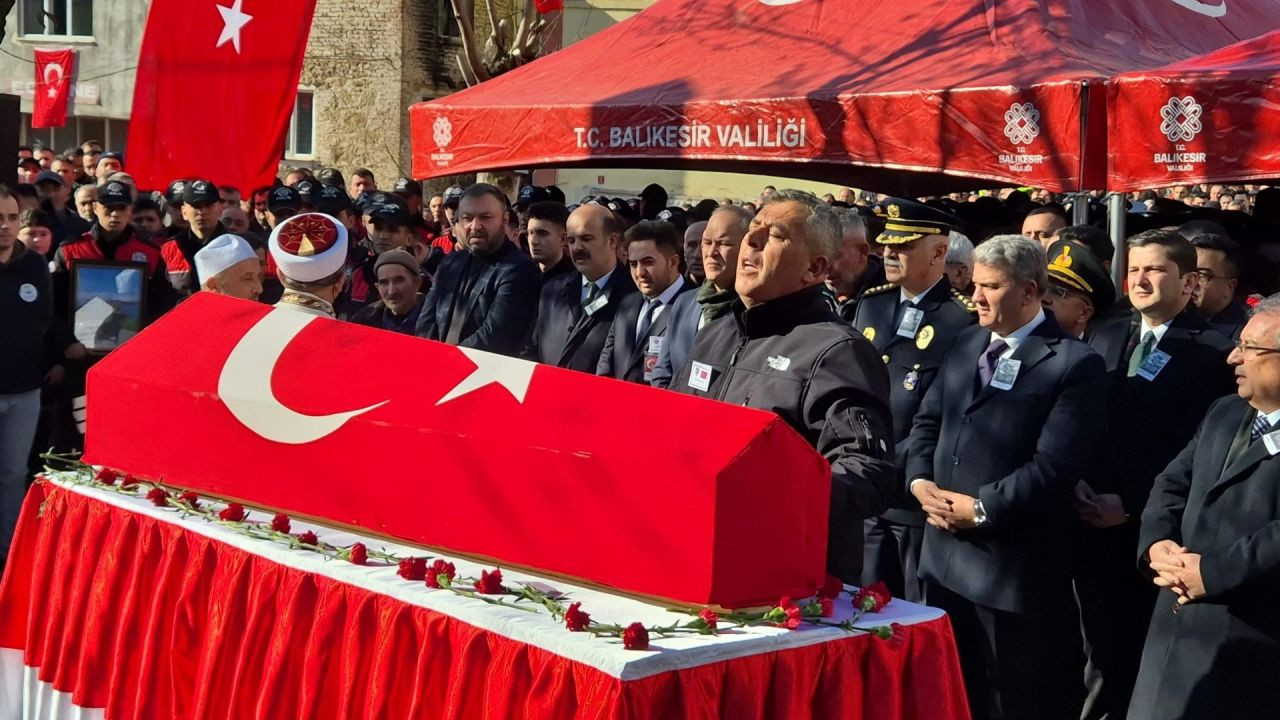 Şehit polis memuru Emirhan Aramış son yolculuğuna uğurlandı - Sayfa 1