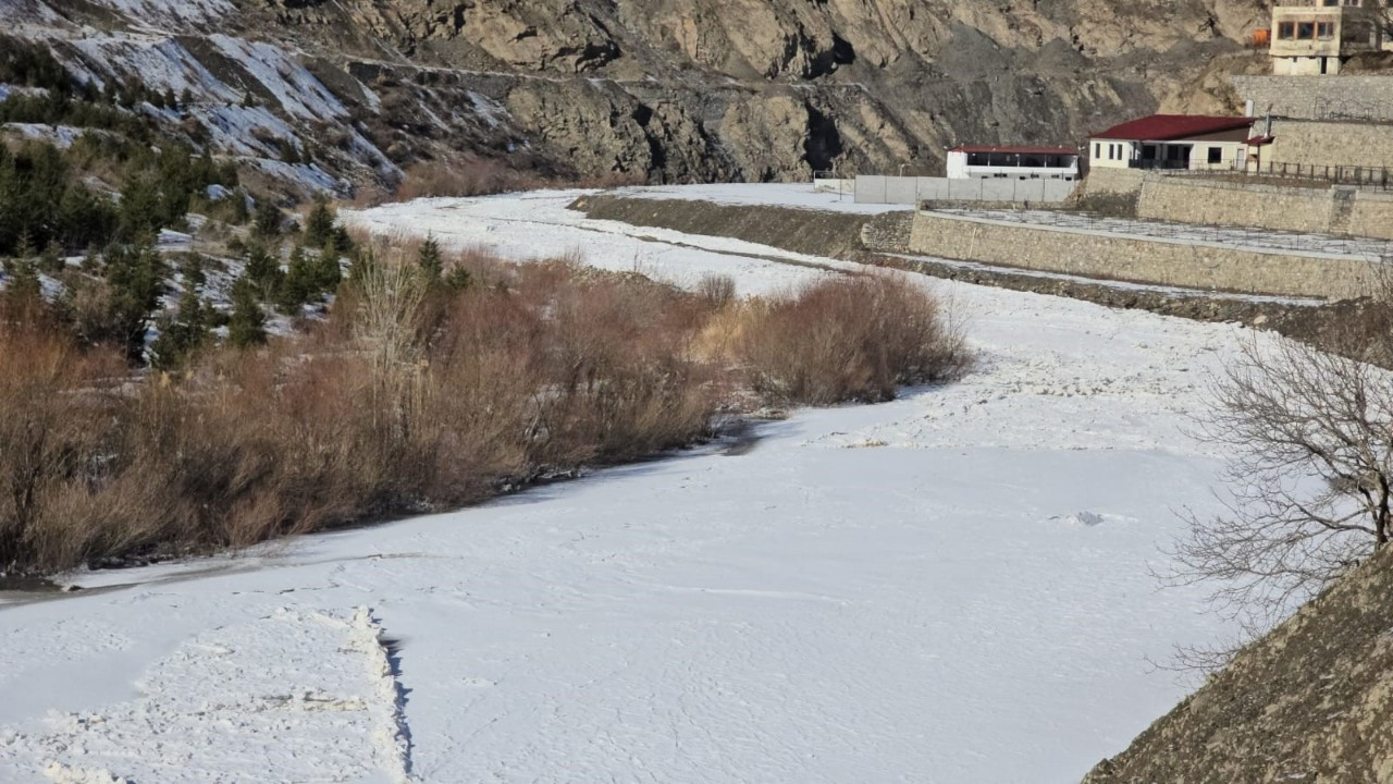 Hakkari'de Zap Suyu dondu