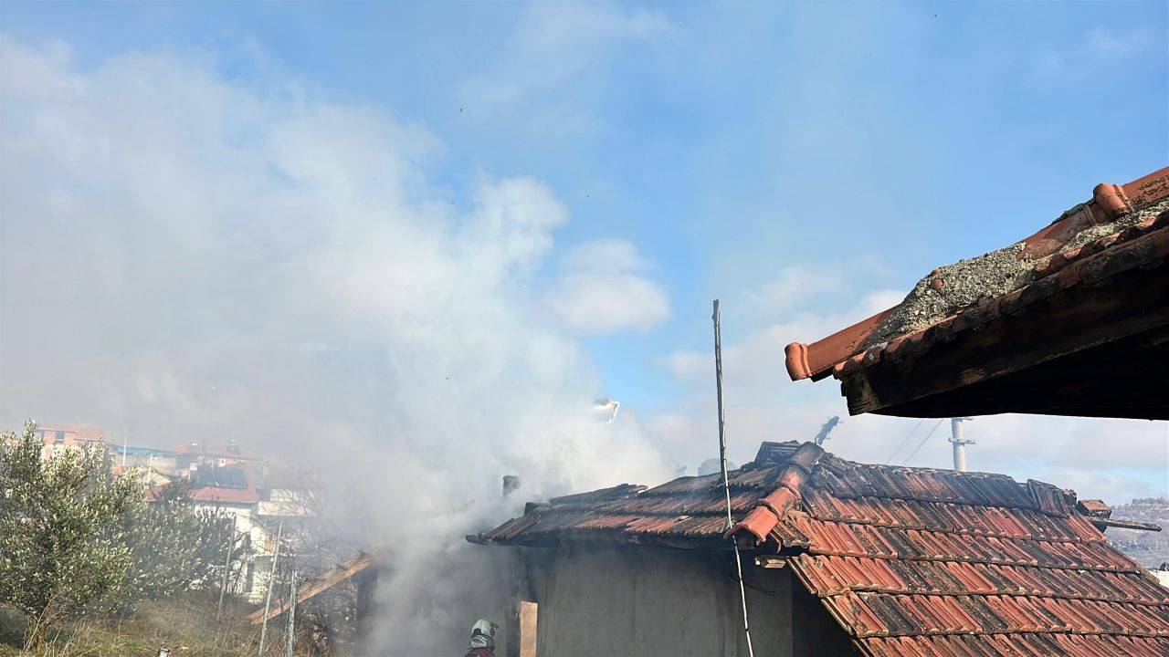 Uşak'ta müstakil bir ev yanarak küle döndü - Sayfa 1