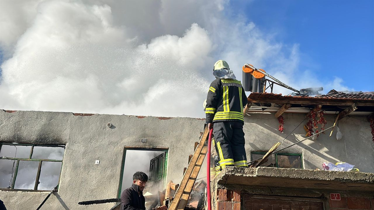 Uşak'ta müstakil bir ev yanarak küle döndü - Sayfa 2