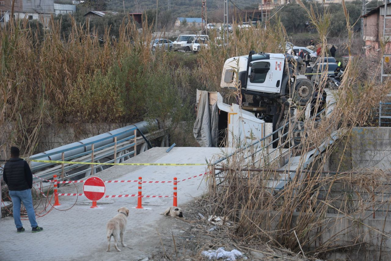 Hafriyat Kamyonu Köprü Çökünce Dereye Düştü: Sürücü Yaralandı - Sayfa 1