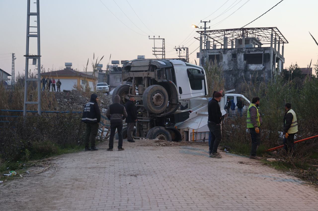 Hafriyat Kamyonu Köprü Çökünce Dereye Düştü: Sürücü Yaralandı - Sayfa 2