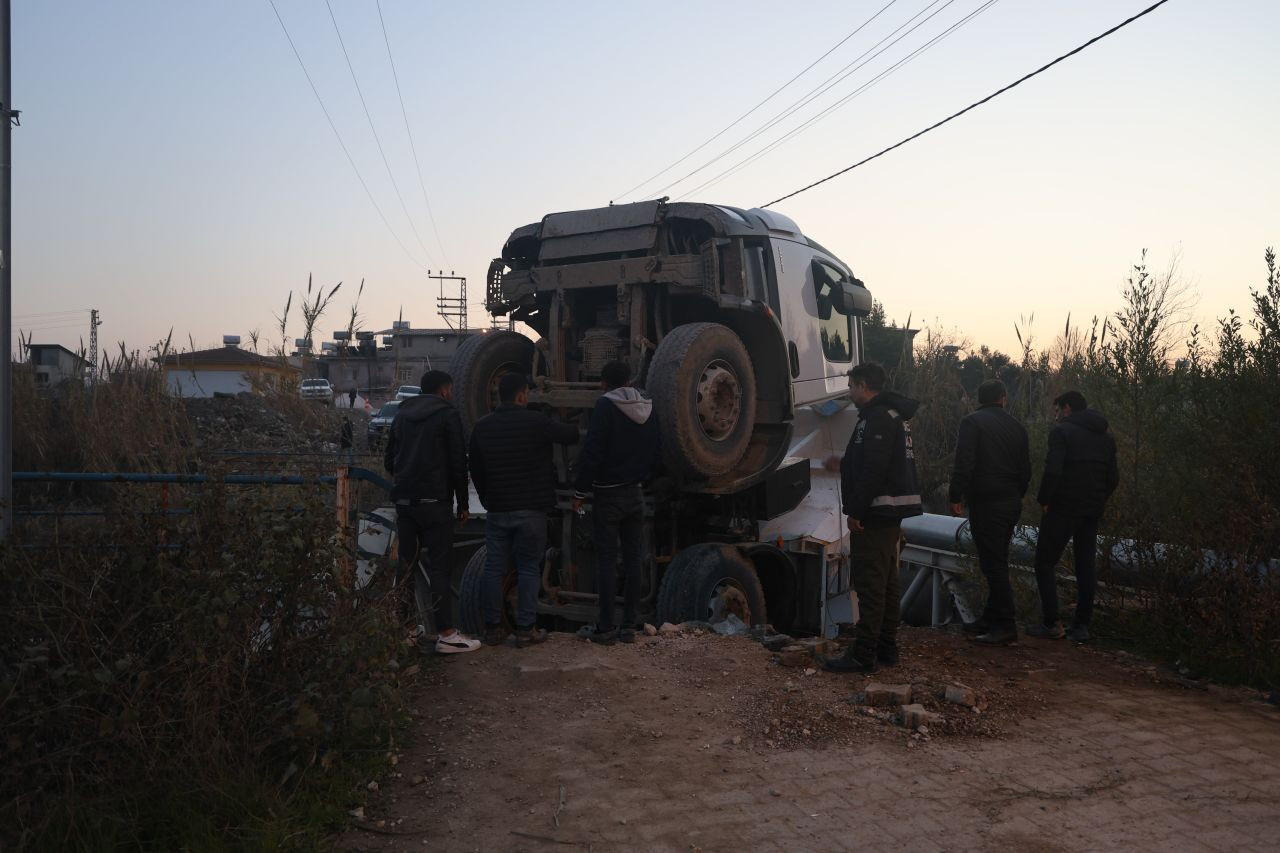 Hafriyat Kamyonu Köprü Çökünce Dereye Düştü: Sürücü Yaralandı - Sayfa 5