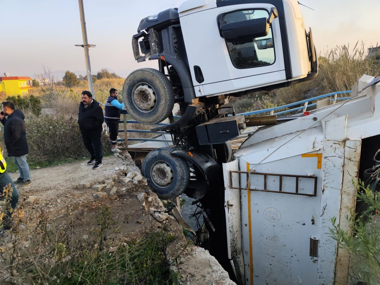 Hafriyat Kamyonu Köprü Çökünce Dereye Düştü: Sürücü Yaralandı - Sayfa 3