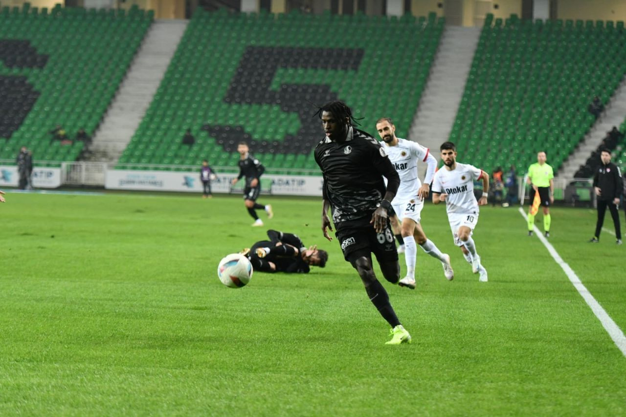 Sakaryaspor, Gençlerbirliği'ni Ağırladığı Maçta Berabere Kaldı - Sayfa 10