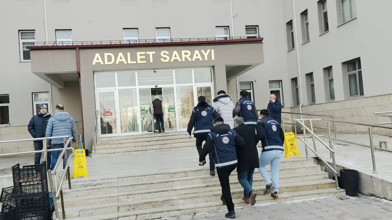 Yasadışı Göç Operasyonu: 3 Kaçak Göçmen Yakalandı, 2 Kişi Tutuklandı - Sayfa 2