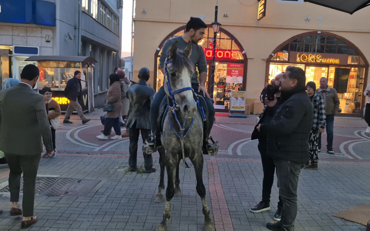 Bartın’da Kalabalık Caddeye Atla Giren Şahsa Polis Müdahalesi - Sayfa 7