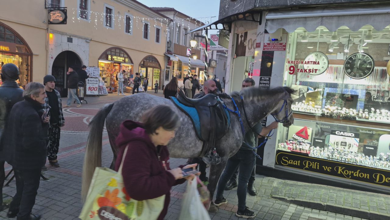 Bartın’da Kalabalık Caddeye Atla Giren Şahsa Polis Müdahalesi - Sayfa 1