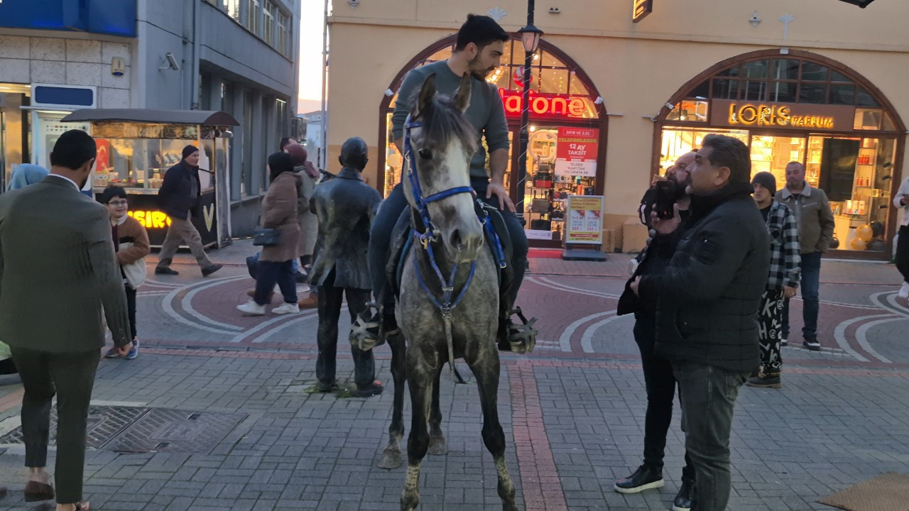 Bartın’da Kalabalık Caddeye Atla Giren Şahsa Polis Müdahalesi