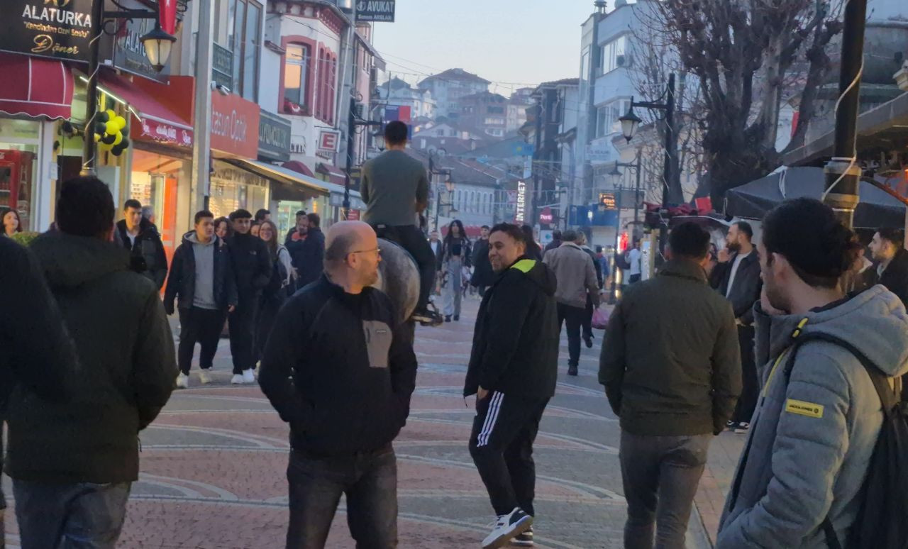 Bartın’da Kalabalık Caddeye Atla Giren Şahsa Polis Müdahalesi - Sayfa 6