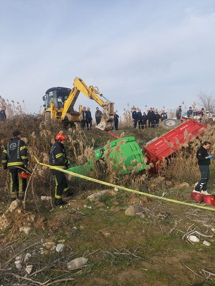 Denizli’de Traktör Dere Yatağına Düştü: Dede Hayatını Kaybetti, Torunu Kurtuldu - Sayfa 1