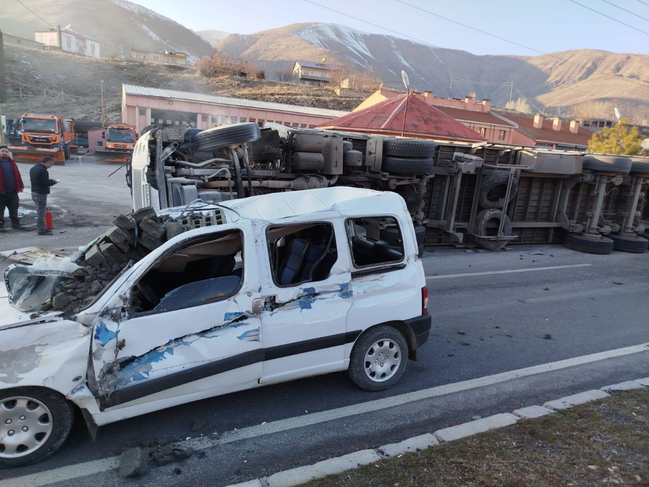 Bitlis’te Bims Yüklü Tır Devrildi: 2 Kişi Yaralandı - Sayfa 1