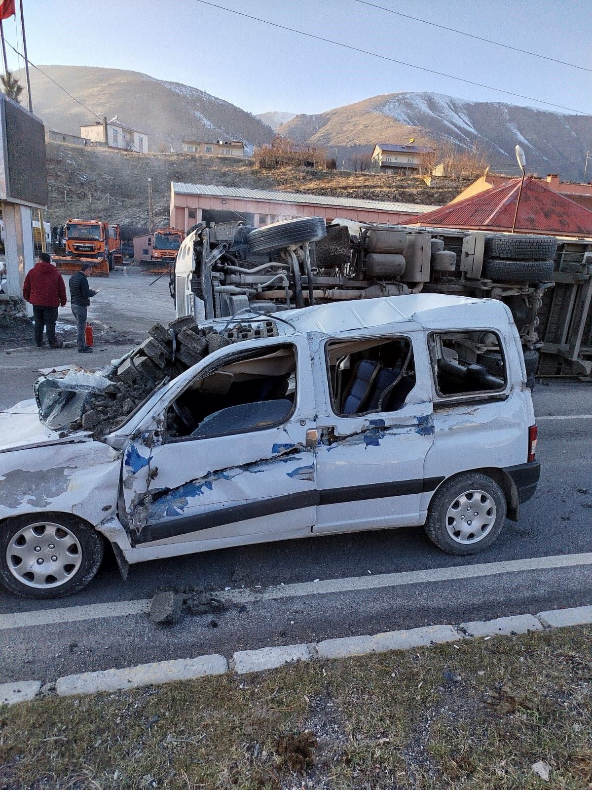 Bitlis’te Bims Yüklü Tır Devrildi: 2 Kişi Yaralandı - Sayfa 2