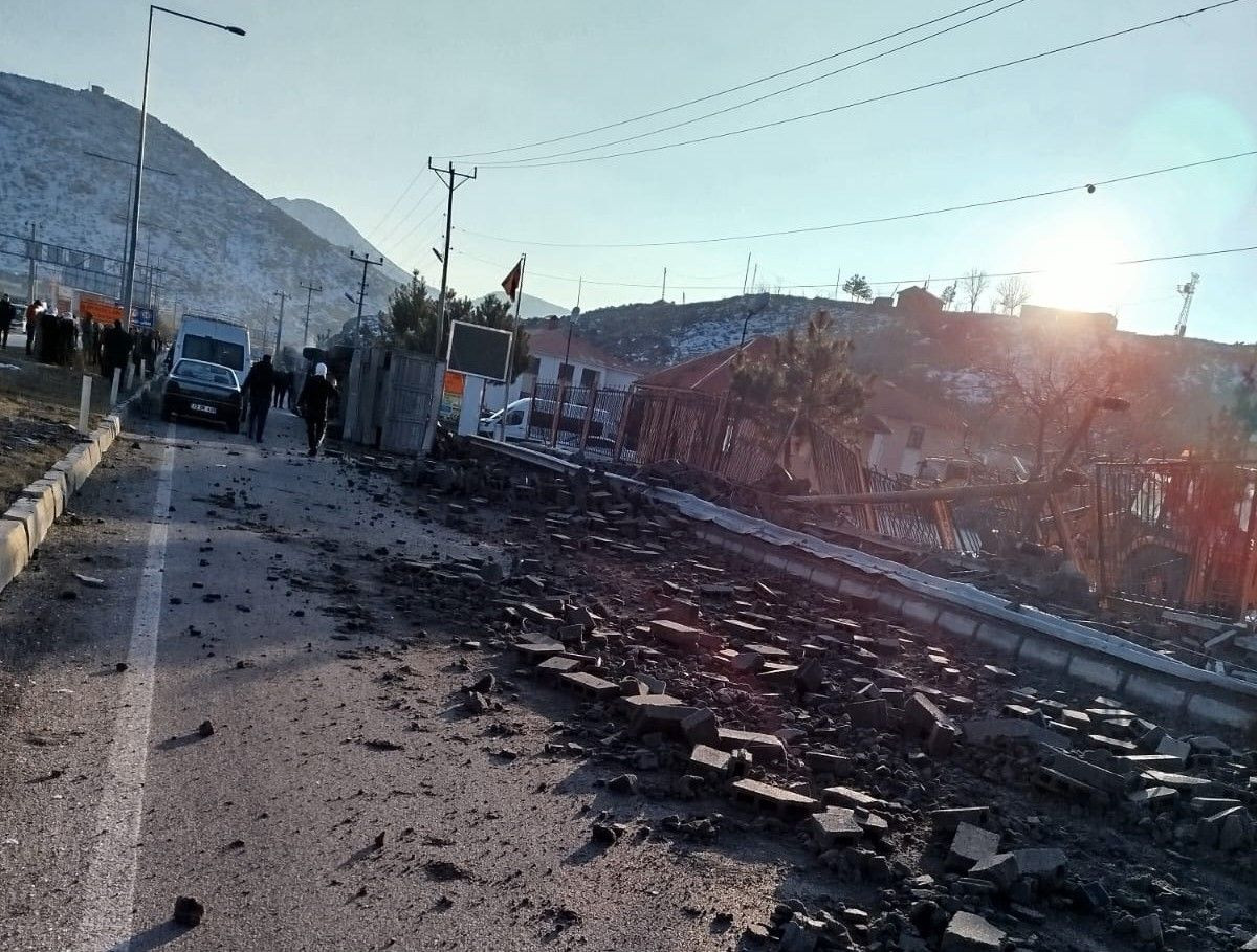 Bitlis’te Bims Yüklü Tır Devrildi: 2 Kişi Yaralandı - Sayfa 3