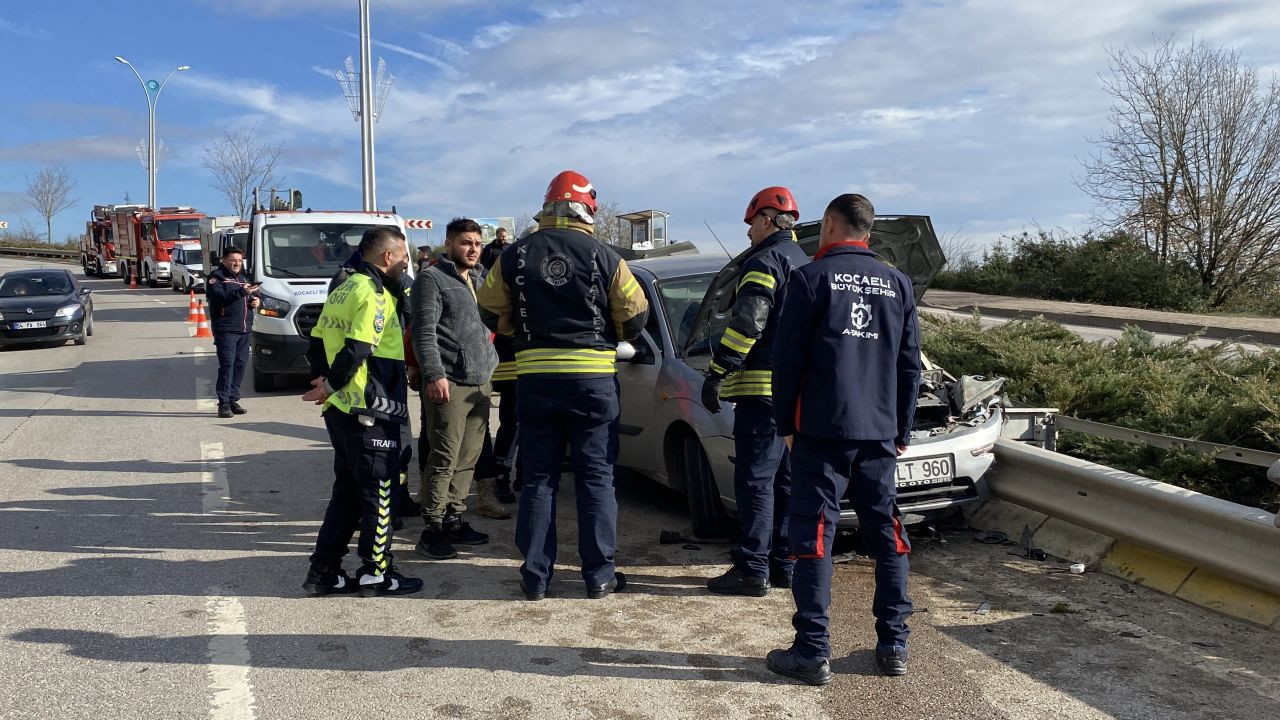 Kocaeli'de Dehşet Anları! Seyir Halindeki Otomobil Bariyere Saplandı, Sürücü Mucizevi Şekilde Kurtuldu! - Sayfa 2