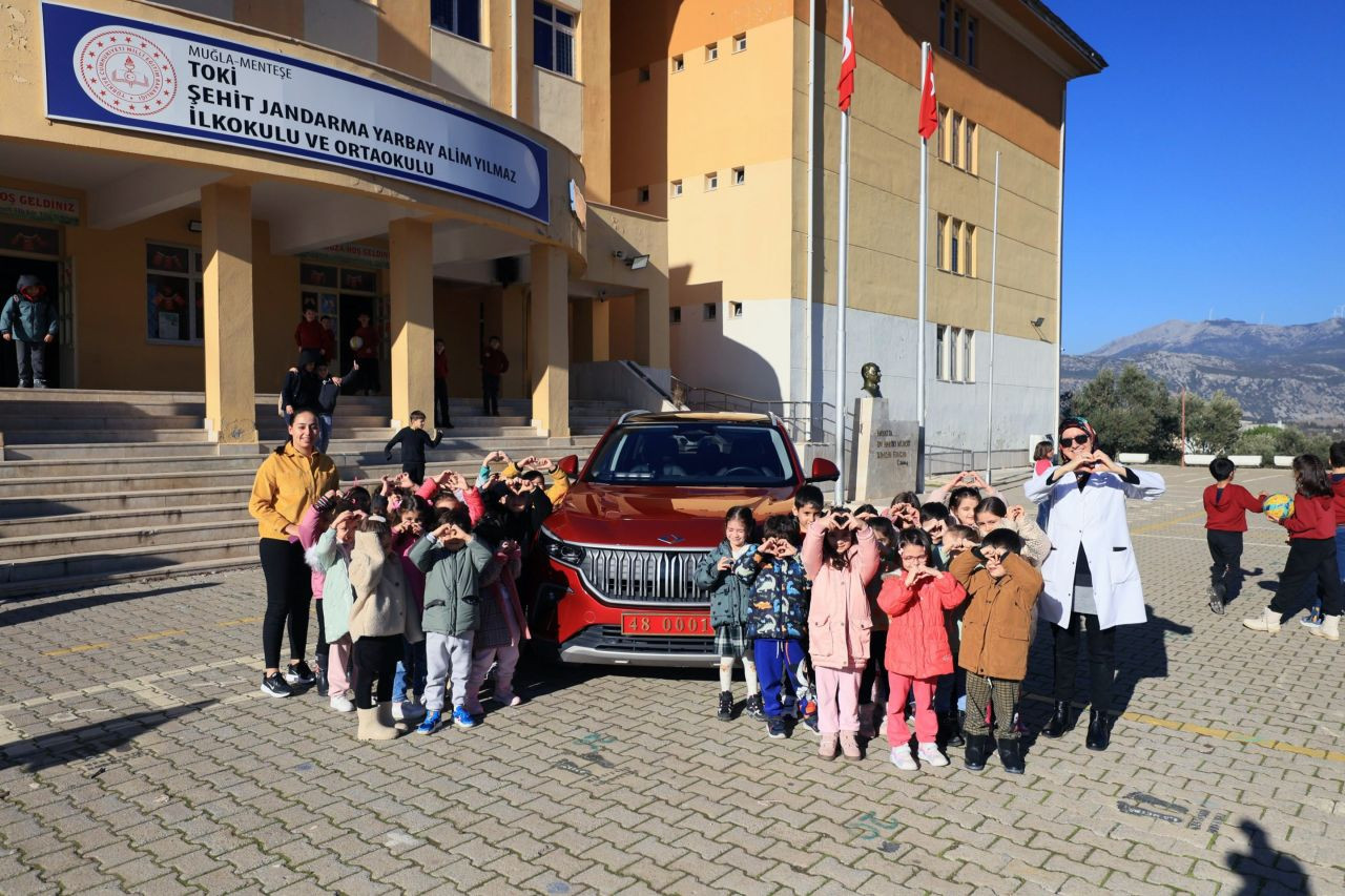 Vali Akbıyık’tan Çocuklara TOGG Jest: Heyecan Dolu Anlar - Sayfa 1