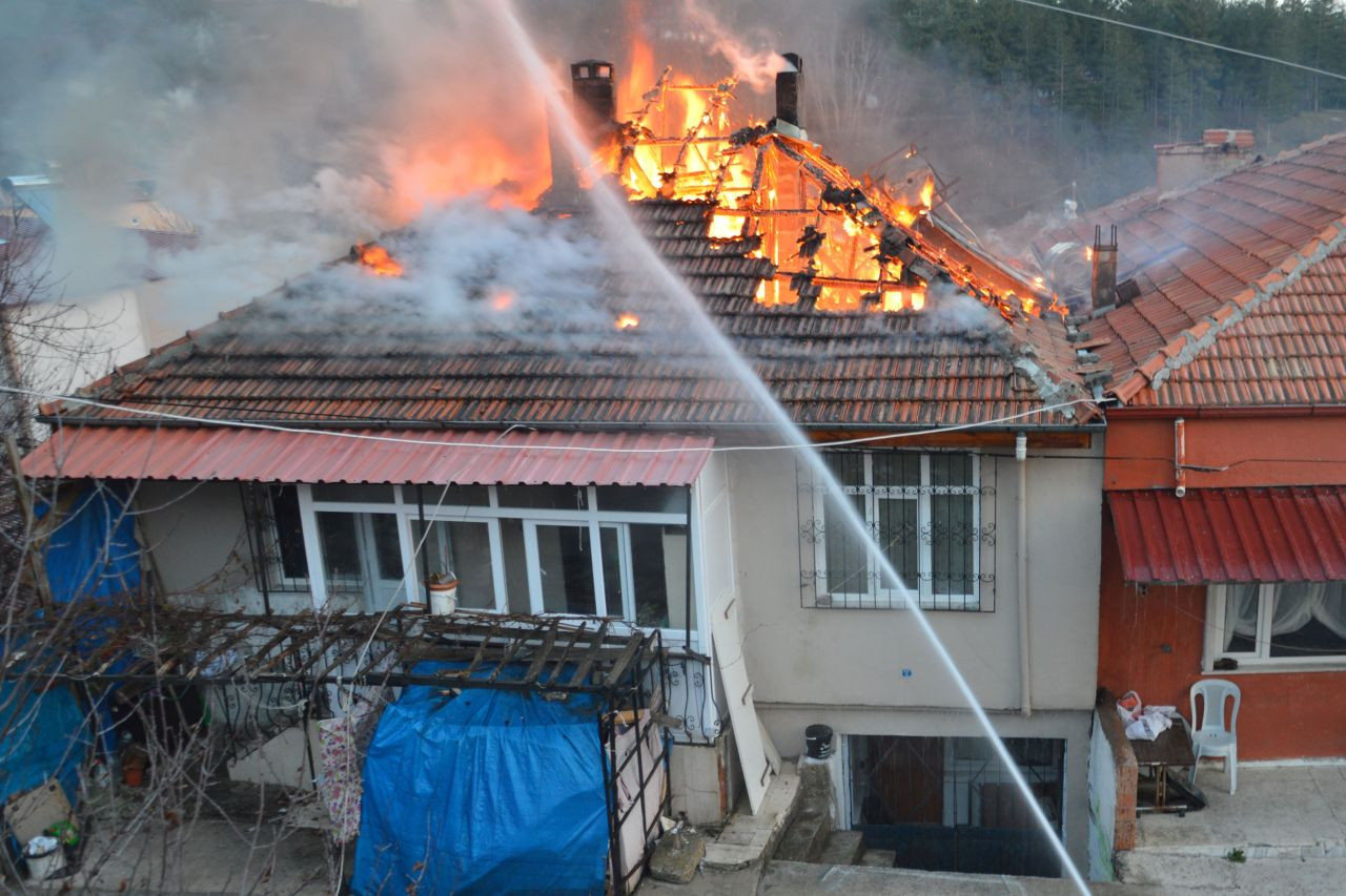 Samsun’da Çatı Katı Alevlere Teslim Oldu: İtfaiye Müdahale Etti - Sayfa 1