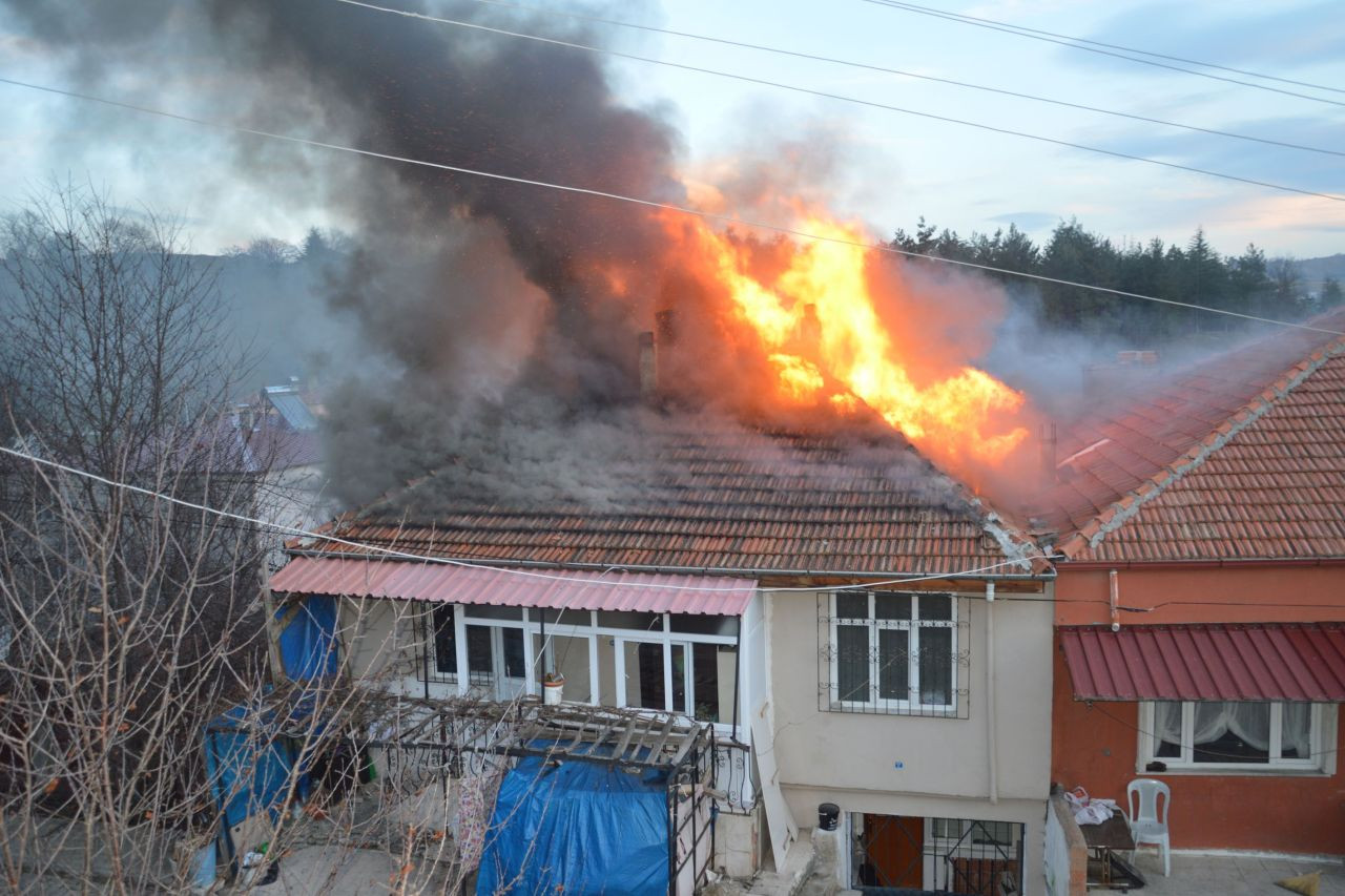 Samsun’da Çatı Katı Alevlere Teslim Oldu: İtfaiye Müdahale Etti - Sayfa 2