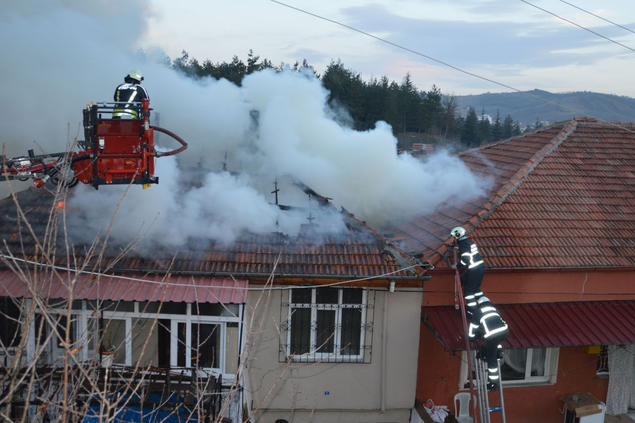 Samsun’da Çatı Katı Alevlere Teslim Oldu: İtfaiye Müdahale Etti - Sayfa 3