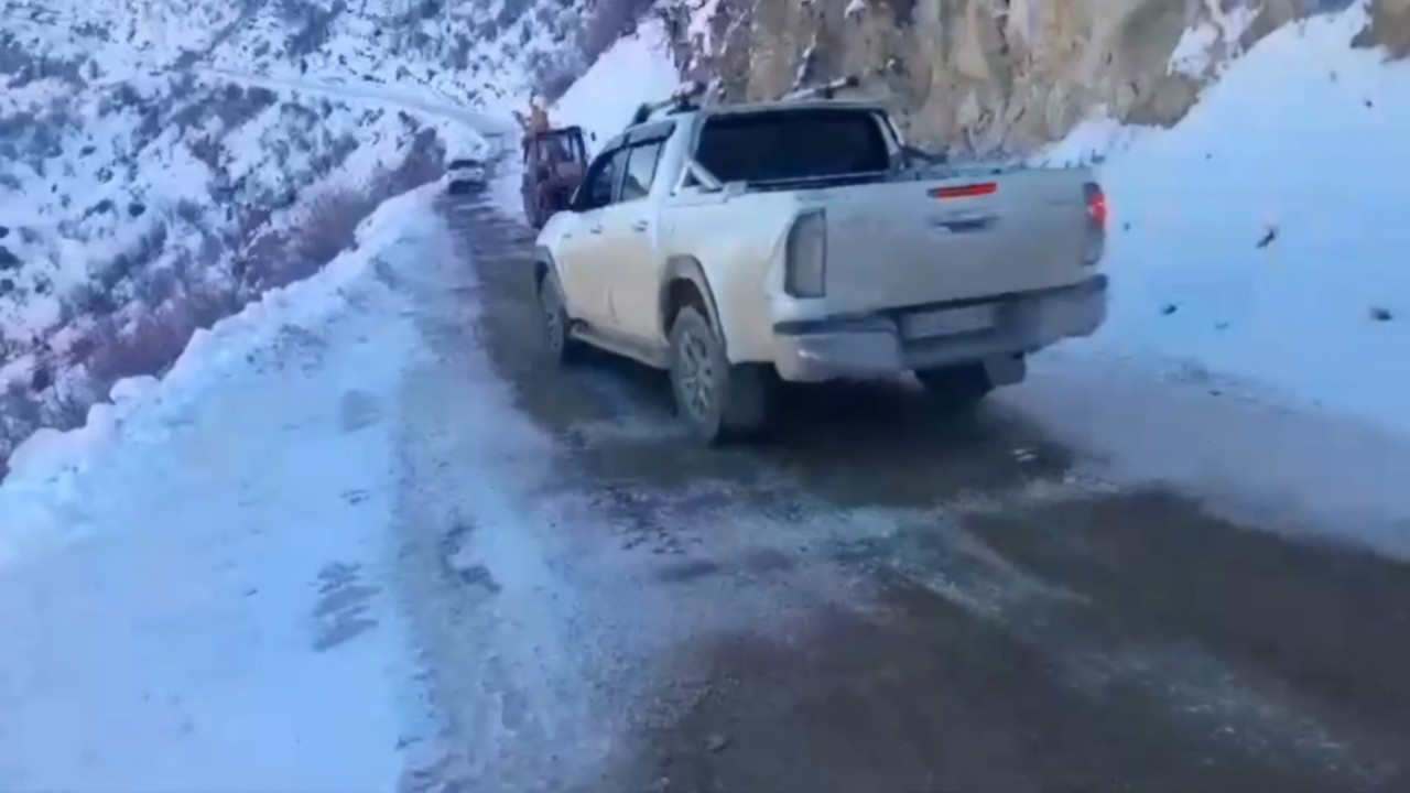 Siirt Eruh’ta Köy Yollarında Tuzlama Çalışmaları Sürüyor