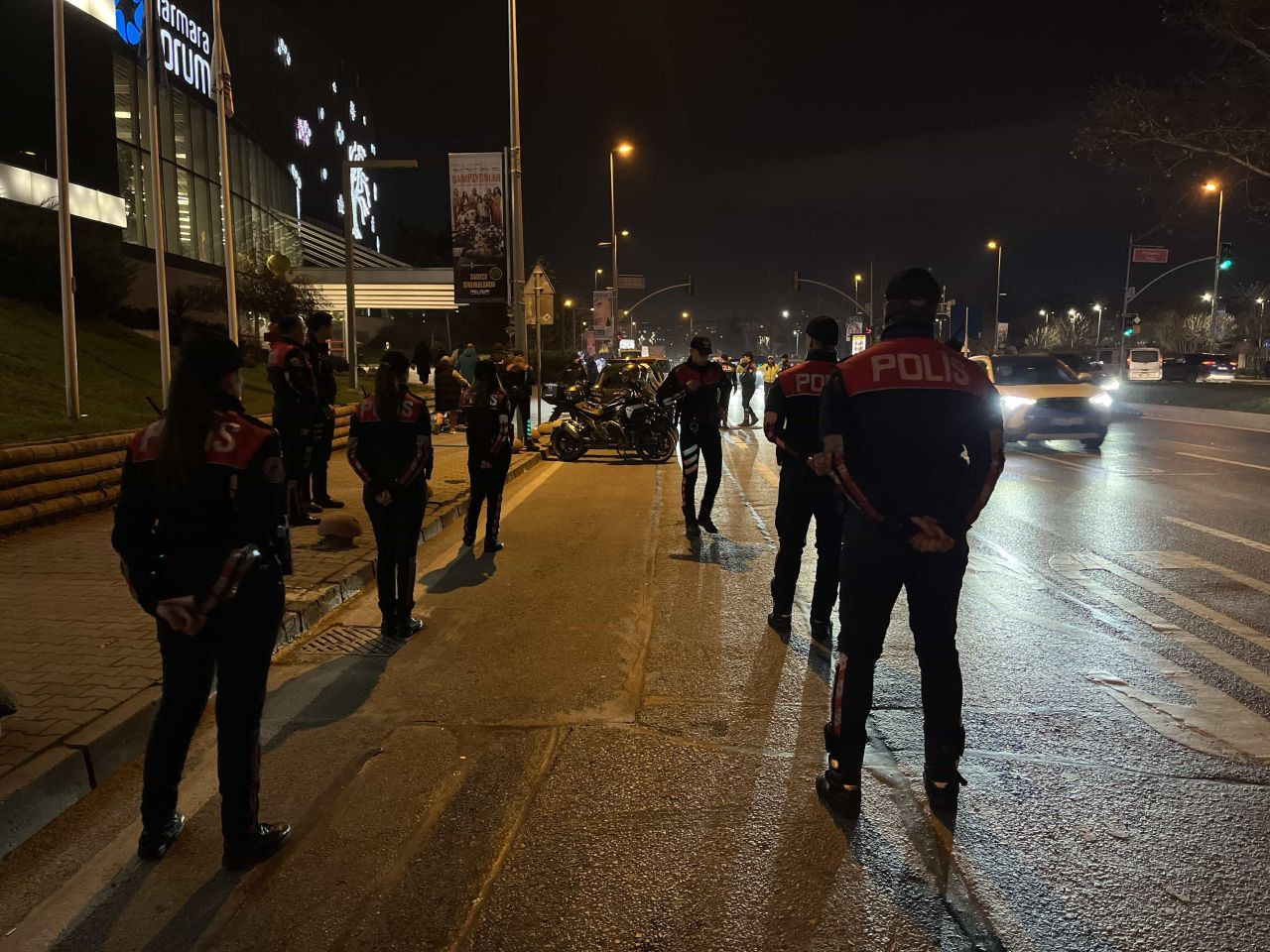 Bakırköy’de Polis Ekiplerinden Geniş Kapsamlı Asayiş Uygulaması - Sayfa 3