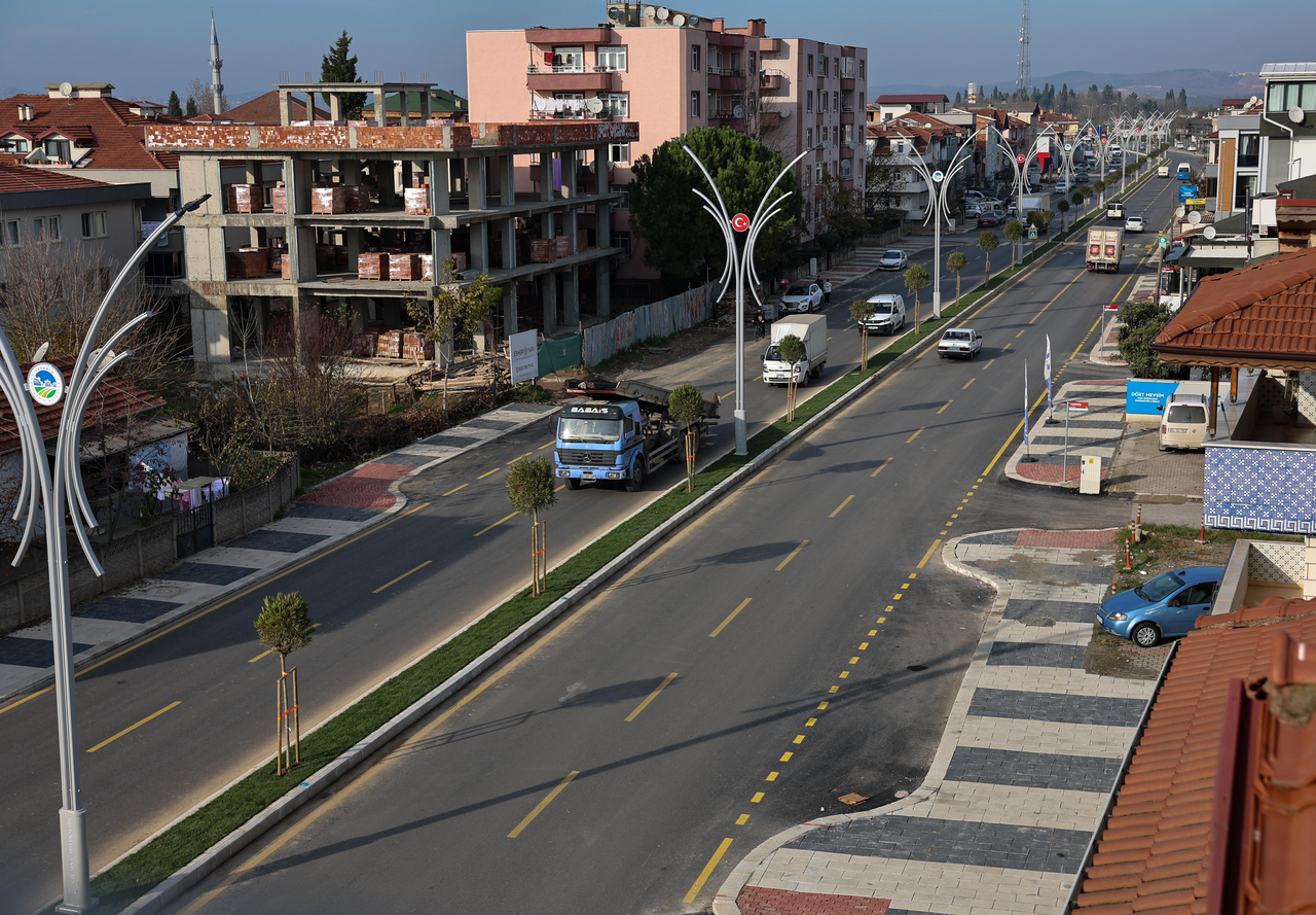 Sakarya’da Ulaşım Devrimi: 66 Kilometre Yol 222 Bin Ton Asfaltla Yenilendi - Sayfa 10