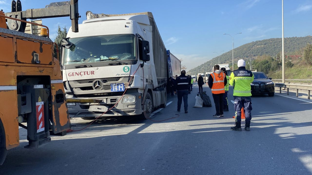 TEM'de tırlar çarpıştı: Sıkışan sürücü kurtarıldı - Sayfa 1