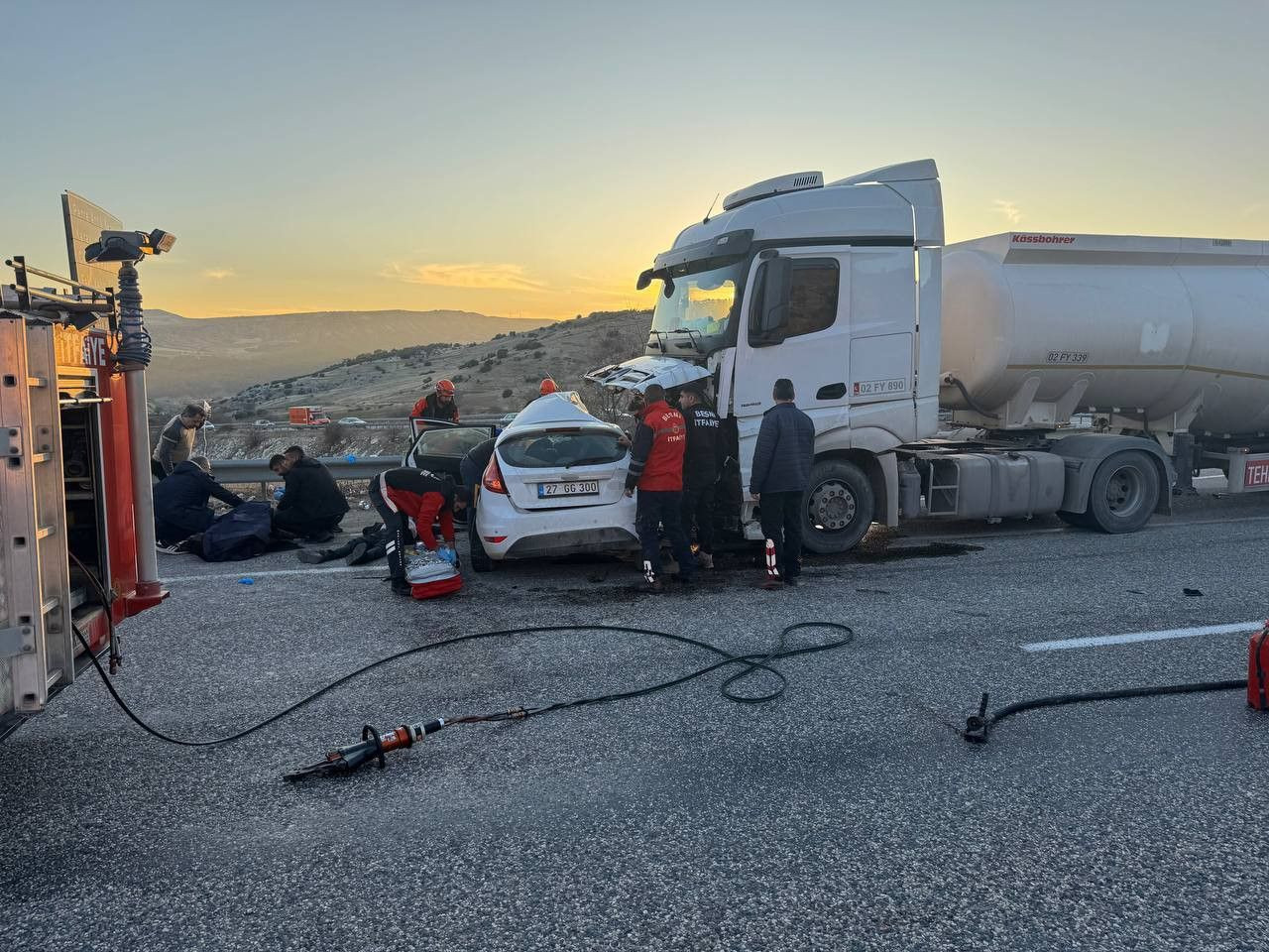 Feci Kaza: Yakıt Tankeriyle Çarpışan Otomobilde 3 Ölü, 4 Yaralı - Sayfa 1