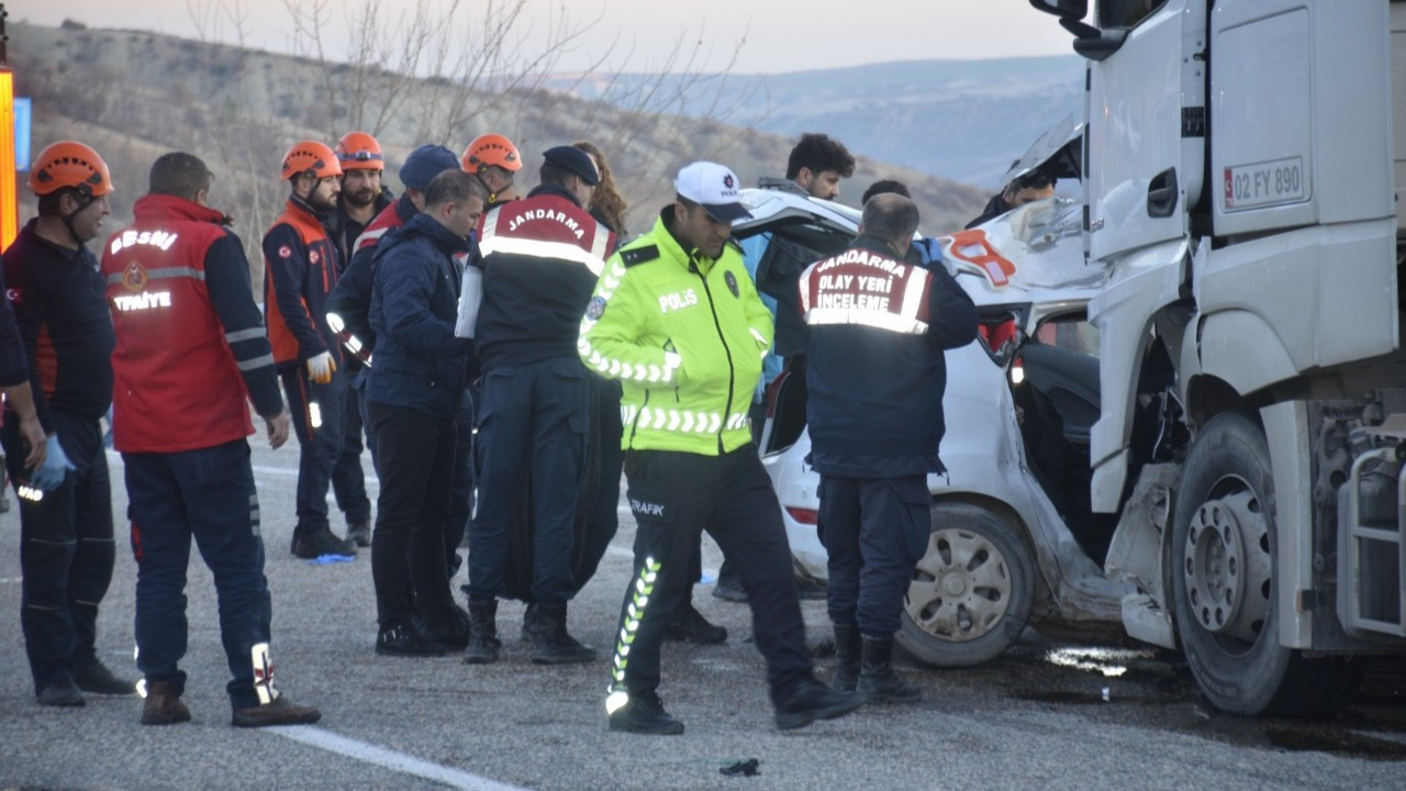 Feci Kaza: Yakıt Tankeriyle Çarpışan Otomobilde 3 Ölü, 4 Yaralı