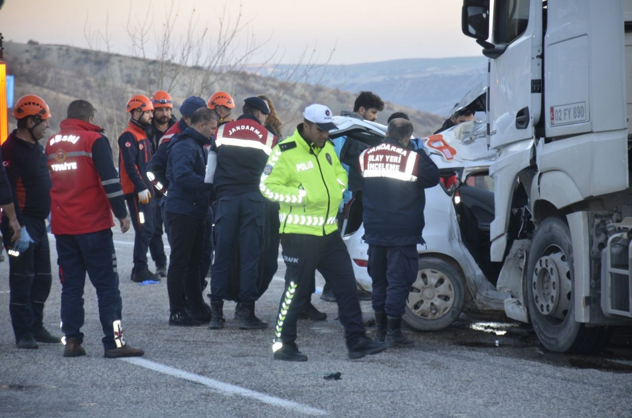 Feci Kaza: Yakıt Tankeriyle Çarpışan Otomobilde 3 Ölü, 4 Yaralı - Sayfa 2