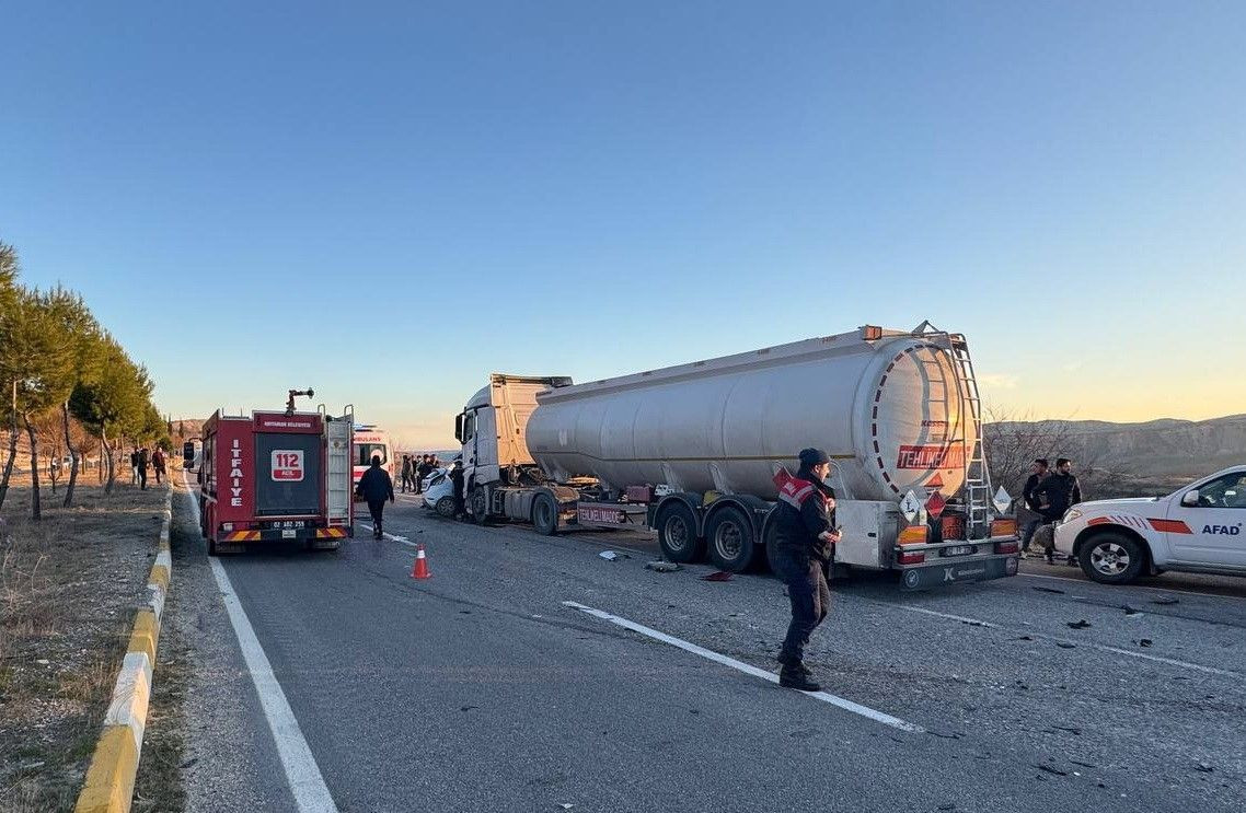 Feci Kaza: Yakıt Tankeriyle Çarpışan Otomobilde 3 Ölü, 4 Yaralı - Sayfa 5