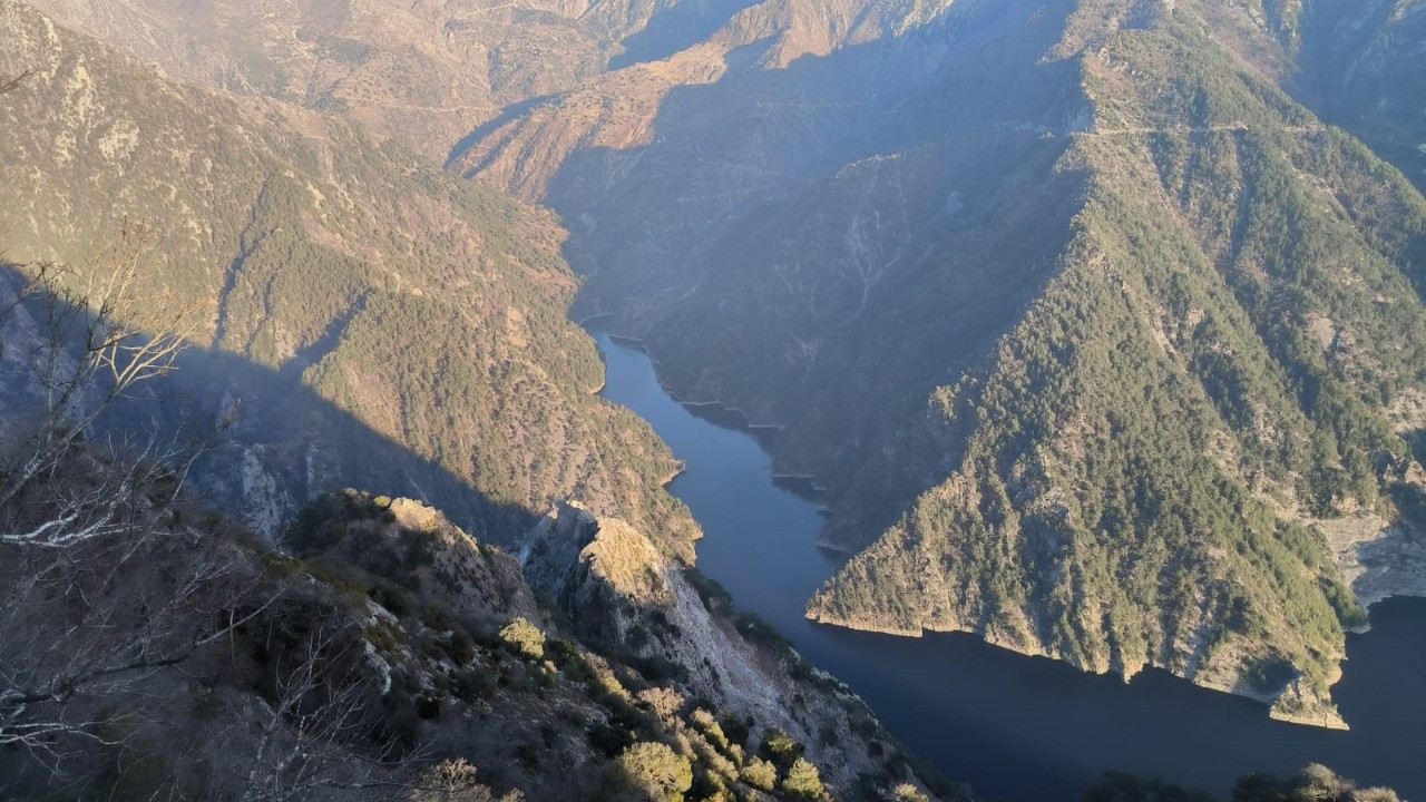 400 Metrelik Uçurumdan Yuvarlanan Şahıs İçin Arama Çalışmaları Sürüyor