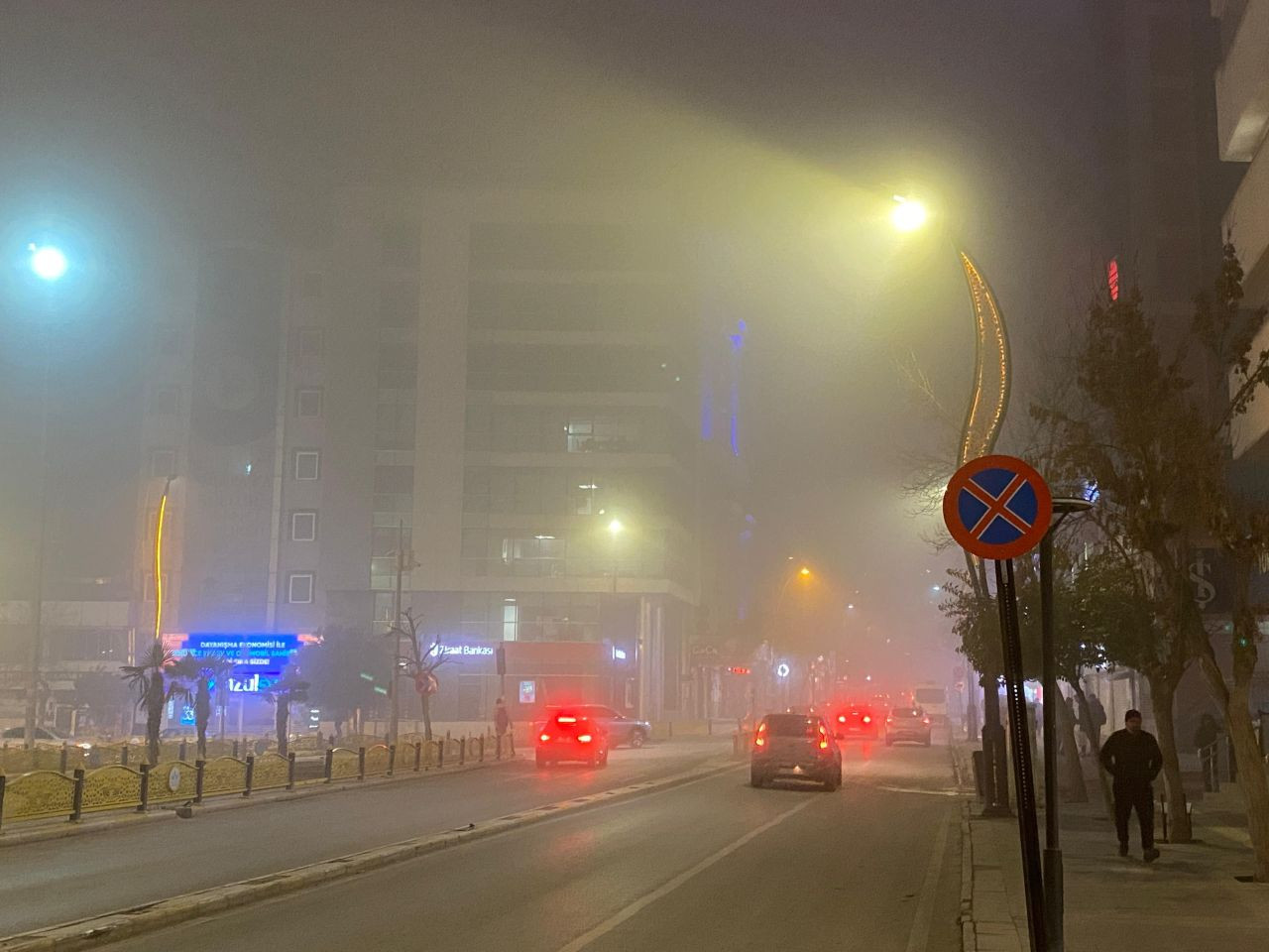 Elazığ’da Yoğun Sis Trafiği Felç Etti: Görüş Mesafesi 5 Metreye Düştü - Sayfa 1