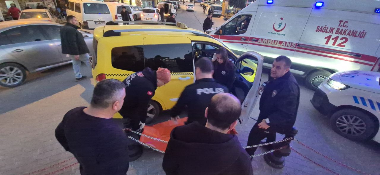 Takside Kendinden Geçen Yolcu Polis ve Sağlık Ekiplerini Alarma Geçirdi - Sayfa 1