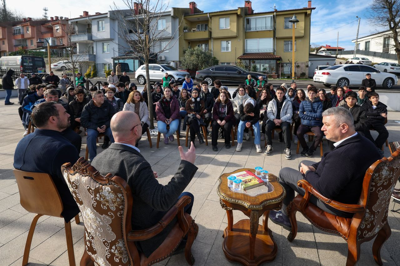 Serdivan’da Anlamlı Buluşma: Başkan Çelik ve Cantimer, Öğrencilerle 16 Türk Devleti’nin Tarihini Konuştu! - Sayfa 1