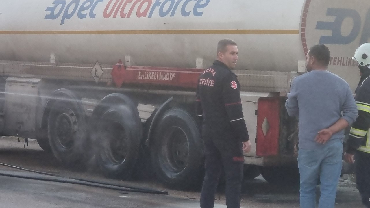 Adana’da Yakıt Tankerinin Patlayan Lastiği Alev Aldı, Panik Yaşandı