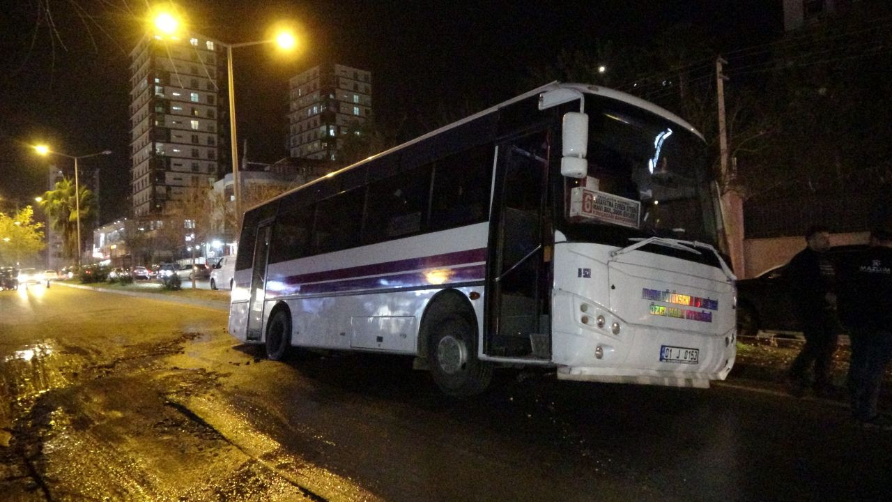 Adana’da Yol Çöktü: Özel Halk Otobüsü Çukura Düştü - Sayfa 1