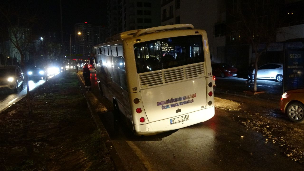 Adana’da Yol Çöktü: Özel Halk Otobüsü Çukura Düştü - Sayfa 2