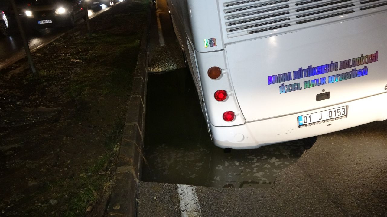 Adana’da Yol Çöktü: Özel Halk Otobüsü Çukura Düştü - Sayfa 3