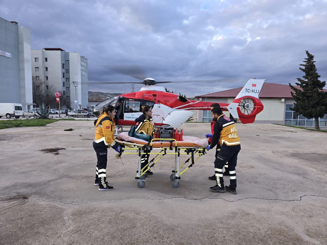 Helikopter Ambulansla Zamanında Müdahale: Kalp Krizi Geçiren Hasta Kurtarıldı - Sayfa 1