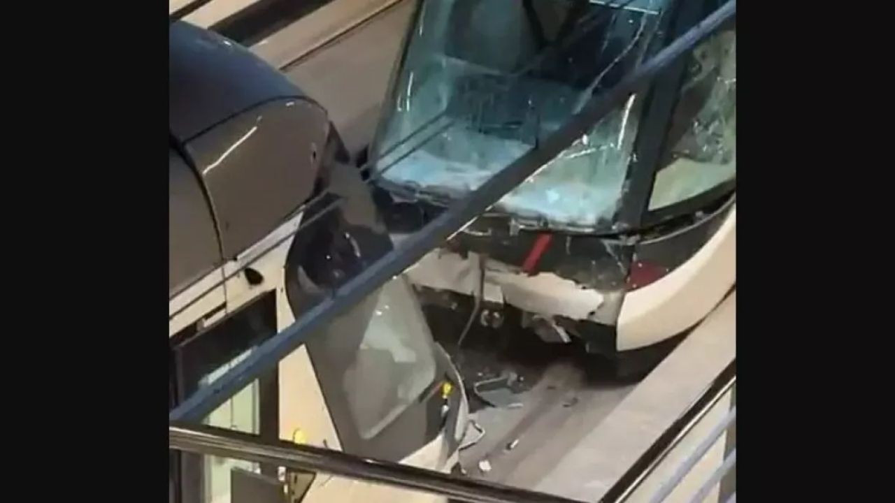 Fransa' da İki Tramvay Kafa Kafaya Çarpıştı: 68 Kişi Yaralandı!