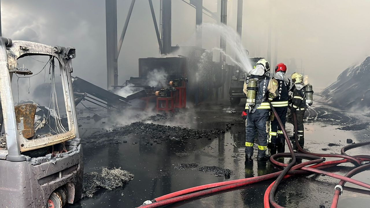 Kocaeli'de Kömür Üretimi Yapan Fabrikada Yangın Çıktı: 4 Saatte Kontrol Altına Alınabildi! - Sayfa 1