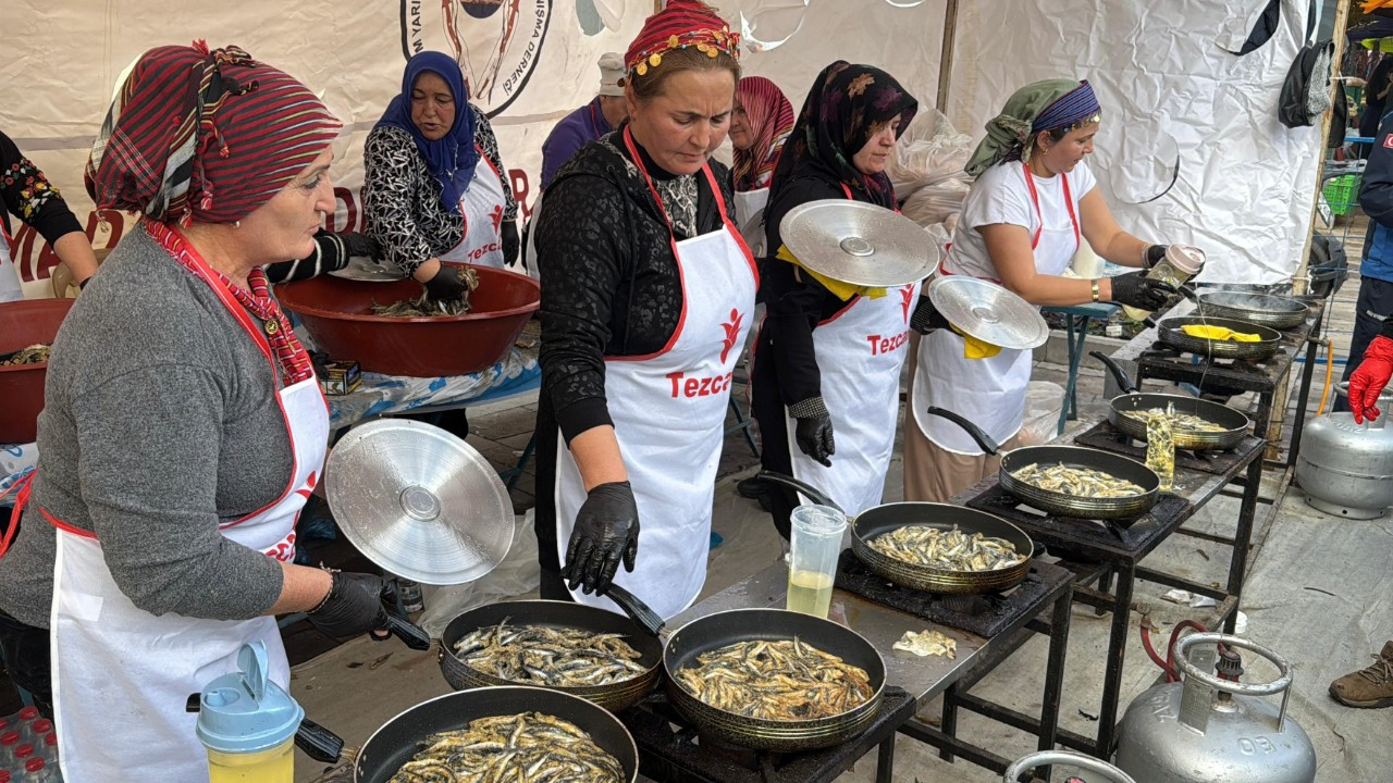 Bodrum'da Hamsi Ziyafeti: 3 Ton Hamsi Dağıtıldı