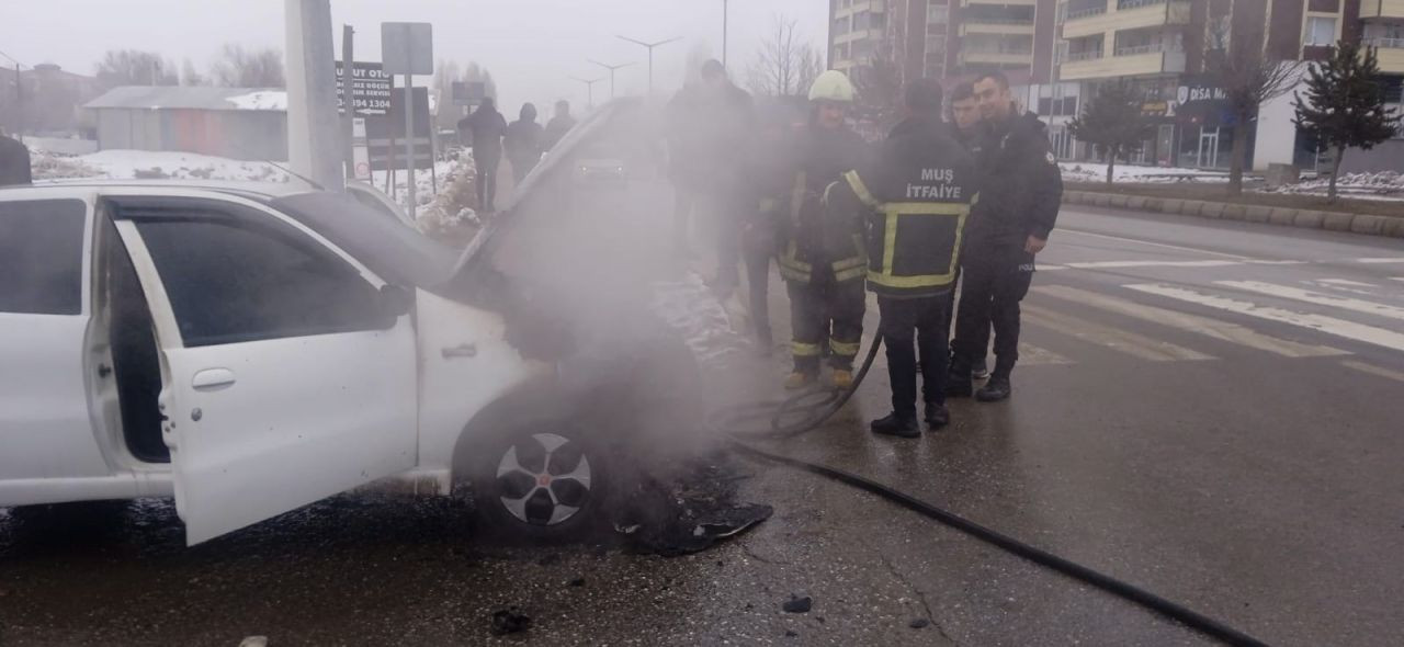 Muş’ta Seyir Halindeki Otomobil Alev Aldı: Araç Kullanılamaz Hale Geldi - Sayfa 2