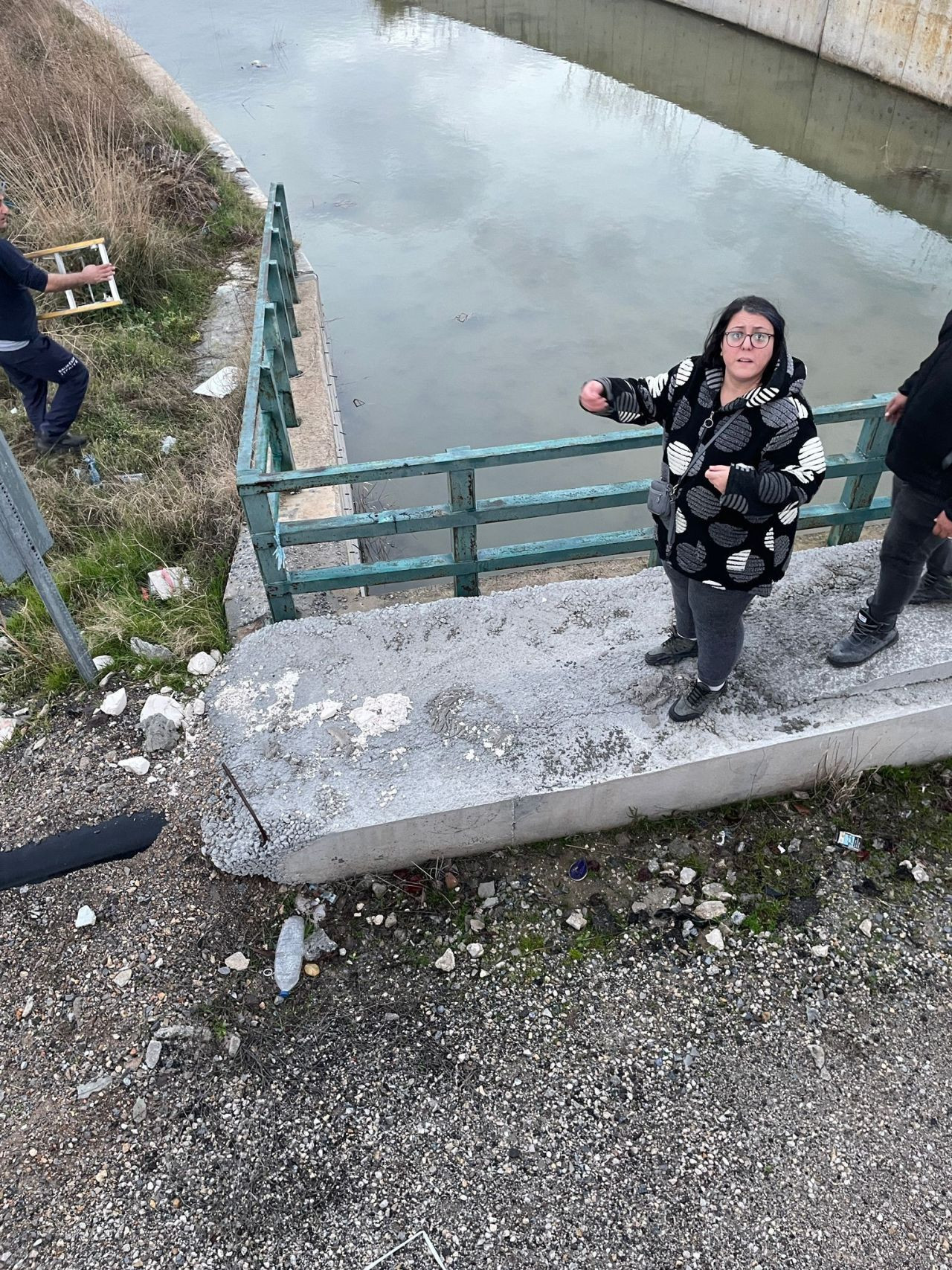 Köprü Altında Mahsur Kalan Kedi İtfaiye Ekipleri Tarafından Kurtarıldı - Sayfa 2