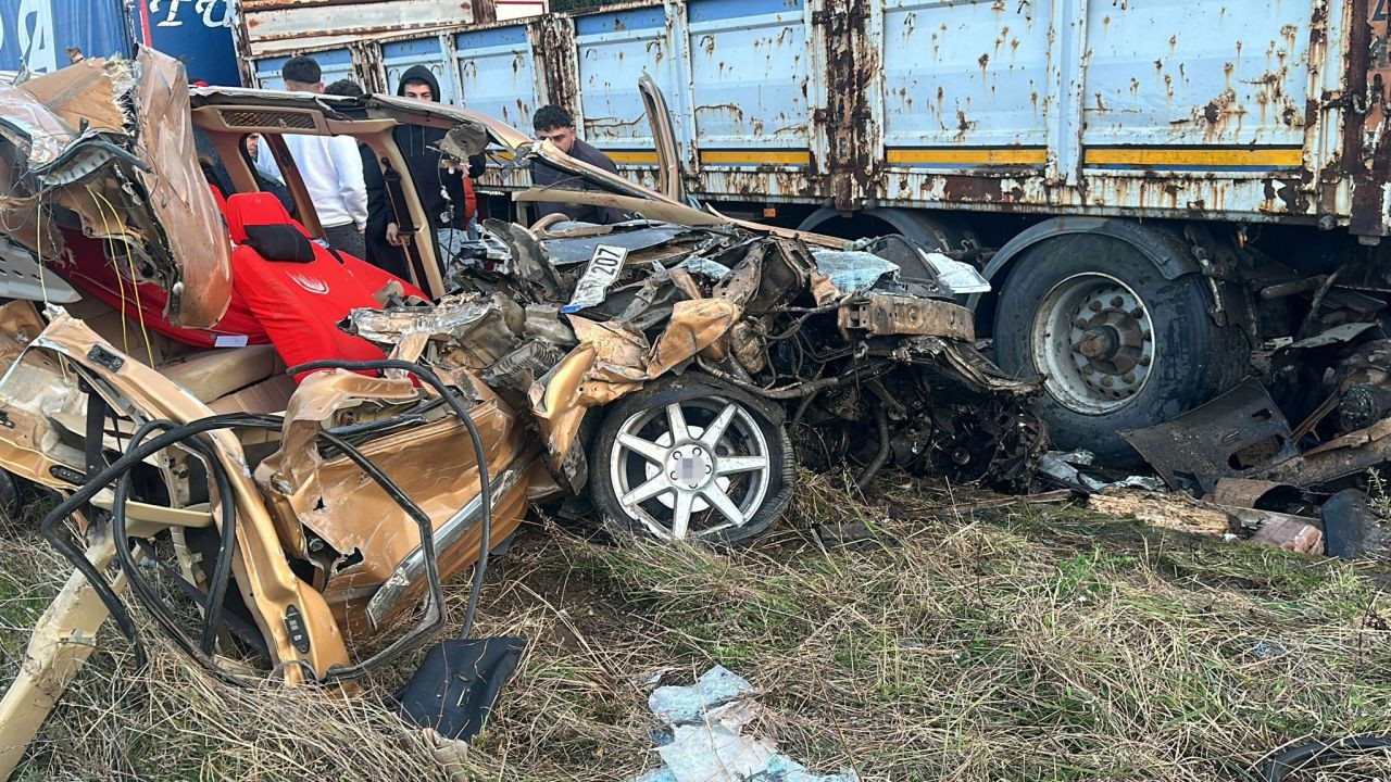 Rize’de Park Halindeki Tıra Çarpan Otomobilde 1 Kişi Yaralandı - Sayfa 1