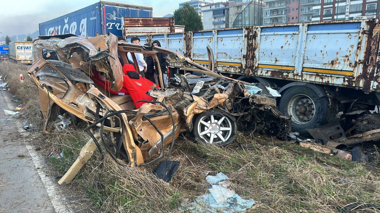 Rize’de Park Halindeki Tıra Çarpan Otomobilde 1 Kişi Yaralandı - Sayfa 3